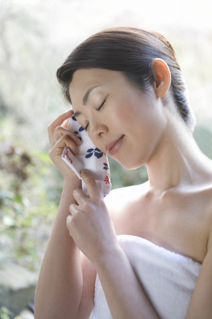 Japan-Onsen-Woman-Towel-Dry-Wipe