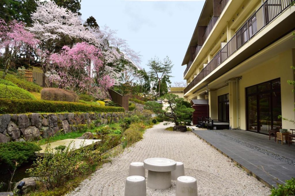 Kyo-Yunohana-Resort-Suisen-Ryokan-Japan-Courtyard