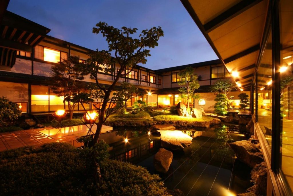 Onishiya-Suishoen-Ryokan-Japan-Courtyard