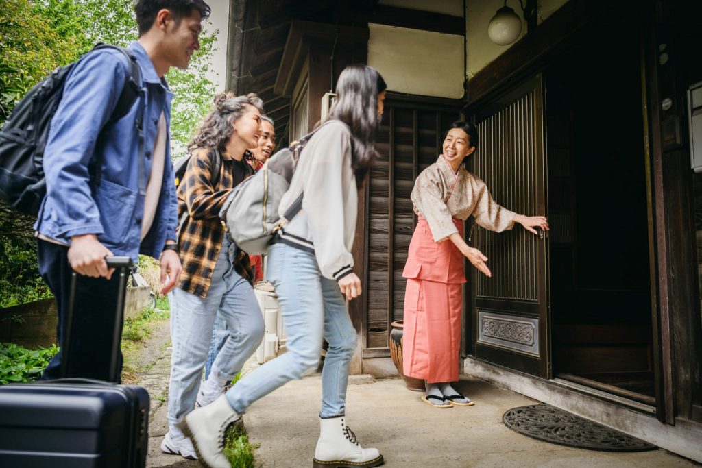 Tourists-Arriving-Ryokan-Japan