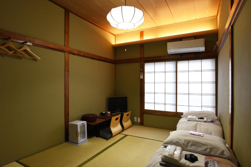 Ryokan-Sansuiso-Tokyo-Japan-Room