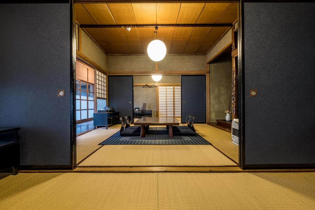 Classic-Japan-Living-Kikuya-Room-Ryokan-Kawaguchiko-Japan