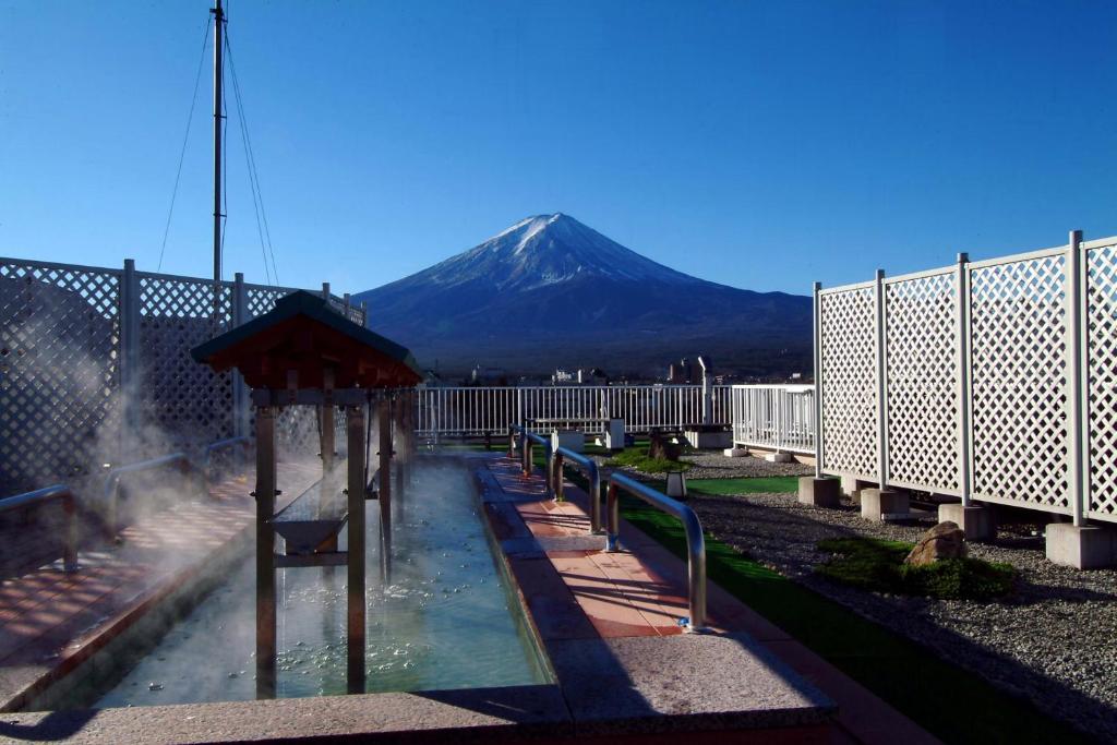 Fujikawaguchiko-Onsen-Konanso-Ryokan-Rooftop-Fuji