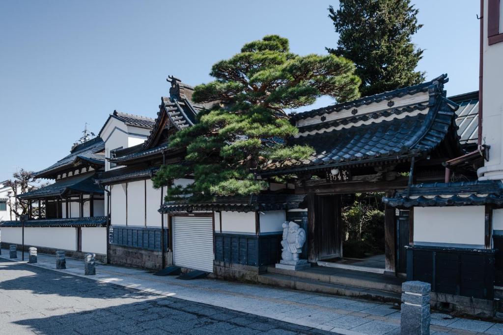 Shinshu-Zenkoji-Yakuoin-Entrance-Ryokan-Nagano-Japan