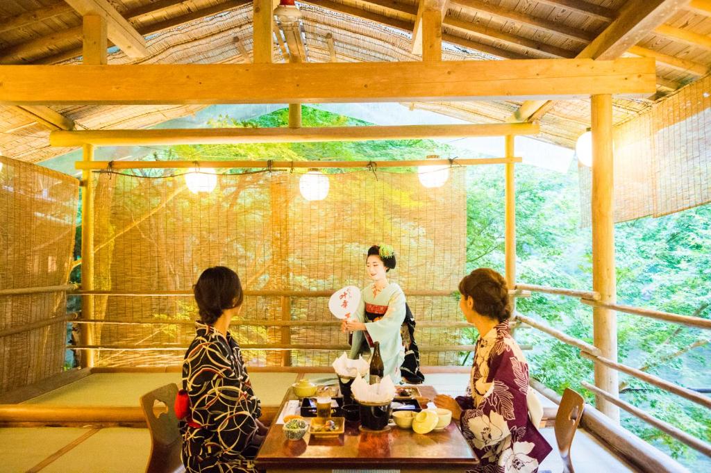 Momjiya-Honkan-Takaosansou-Kyoto-Ryokan-Japan-Dining-Geisha